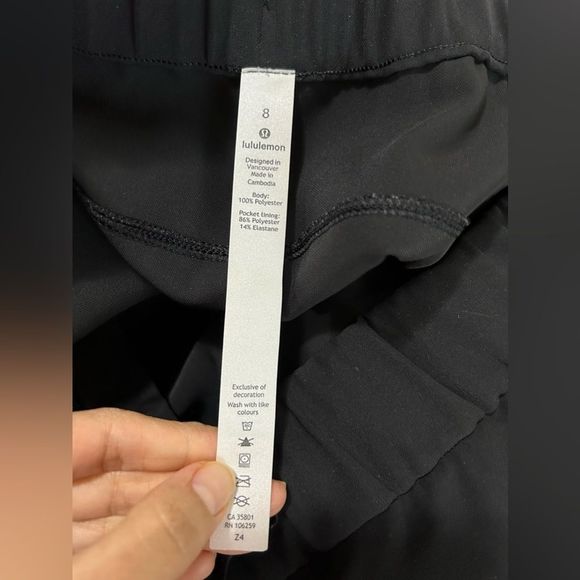 Lululemon On The Fly Crop *Woven 23" in Black - Picture 12 of 14